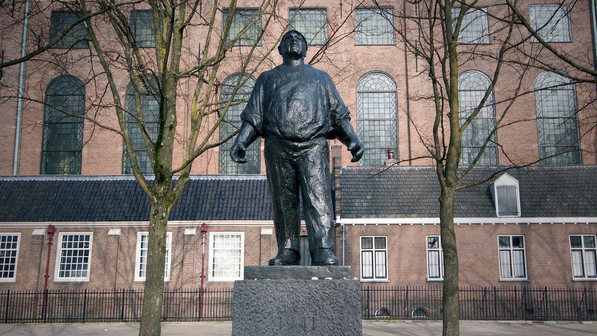 Monument De Dokwerker in Amsterdam
