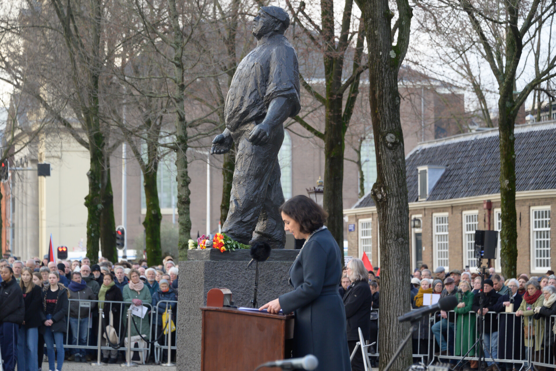 Burgemeester Femke Halsema spreekt tijdens de herdenking